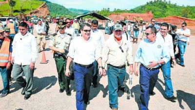 El presidente Juan Orlando Hernández durante su visita al aeródromo en Copán.