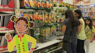 Las tiendas han comenzado a exhibir los productos de temporada escolar.
