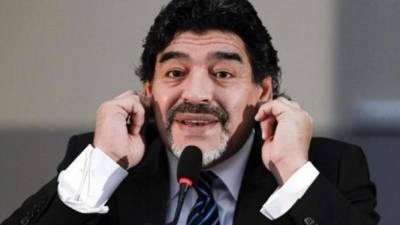 Diego Maradona pide al papa Francisco acercar más al Vaticano de la gente.