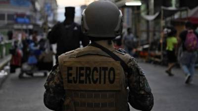 Security forces, including the police and the army, clear people from the historic centre of San Salvador as part of the government's emergency decree to curb the spread of the new coronavirus, COVID-19, on March 21, 2020. - Nearly one billion people around the world were confined to their homes Saturday as many countries implemented stay-at-home orders, and as deaths from the global coronavirus pandemic surged towards 13,000. (Photo by Marvin RECINOS / AFP)