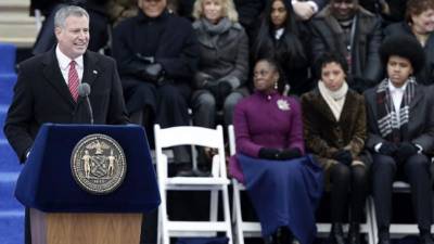 Bill de Blasio (i), nuevo alcalde de Nueva York, pronuncia un discurso tras jurar su cargo en Nueva York, Estados Unidos, hoy, miércoles 31 de enero de 2013. De Blasio prometió hoy poner en marcha las reformas progresistas de su campaña, en busca de una ciudad con más igualdad económica y social. EFE
