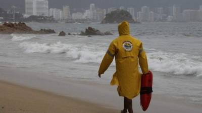 El huracán Cristina se aleja de las costas del Puerto de Manzanillo. Foto tomada del Correo de Manzanillo.