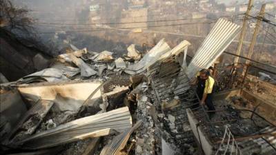 Las autoridades chilenas han rebajado a 11 el número de muertos por el incendio que desde hace 24 horas afecta a la ciudad portuaria de Valparaíso, donde el fuerte viento y las altas temperaturas han provocado el rebrote del fuego.