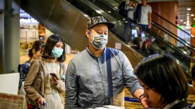 Los ciudadanos asiáticos toman precauciones para evitar el contagio del nuevo virus letal./AFP.