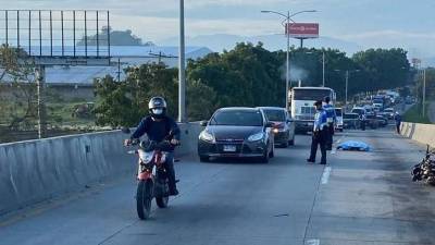 El accidente ocurrió en el puente a desnivel de la entrada al sector Lomas del Carmen, en San Pedro Sula. Fotografía: Cortesía / Redes Sociales.