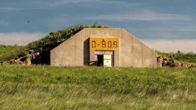 En algún lugar de Kansas, al noroeste de Wichita, hay un negocio inmobiliario único en el mundo: Survival Condo Project (SCP, Proyecto de Apartamentos de Supervivencia), un complejo de lujo para que los “ultra-ricos” —como identificó a sus clientes Larry Hall, el dueño del edificio— sobrevivan al fin del mundo, sea por el cambio climático o por la guerra atómica.