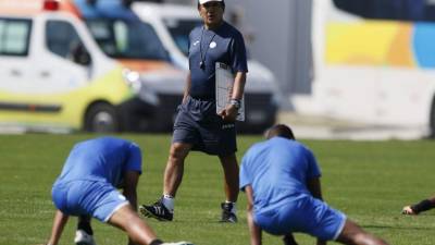 El seleccionador nacional trabaja detalladamente en la fórmula para frenar al crack brasileño y del Barcelona.