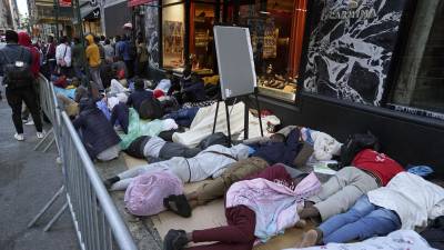 Decenas de migrantes duermen en la calle en las afueras del hotel Roosevelt de Nueva York.