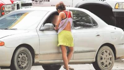 Arrimadas a los vehículos, las menores ofrecen una “tocada” o “algo más” a los conductores a cambio de dinero.