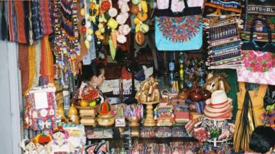 Como esta mujer en el Mercado Central de Ciudad de Guatemala, siete de cada diez chapines viven de la economía informal, según cifras oficiales.