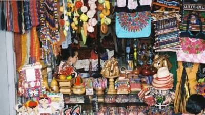 Como esta mujer en el Mercado Central de Ciudad de Guatemala, siete de cada diez chapines viven de la economía informal, según cifras oficiales.