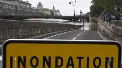 Las aguas del río Sena retroceden poco a poco.