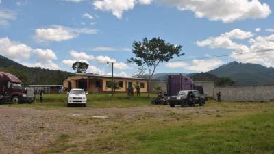 Una casa en la que se encontraban varios vehículos es parte de las propiedades incautadas en Taulabé.