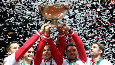 Los tenistas suizos levantan el trofeo que los acredita como los campeones de la Copa Davis.