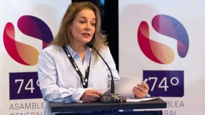 María Elvira Domínguez Lloreda, nueva presidenta de la SIP habla hoy, 22 de octubre de 2018, durante el cierre de la 74ª Asamblea General de la Sociedad Interamericana de Prensa (SIP) en Salta (Argentina). EFE