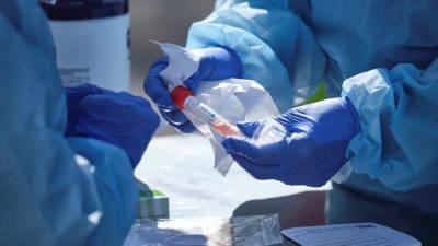 Enfermeras preparan un kit de prueba antes de recolectar una muestra de un paciente en una unidad de coronavirus. EFE