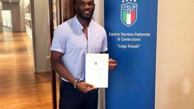 David Suazo posando con su diploma élito para dirigir a cualquier equipo de Europa. Foto Instagram
