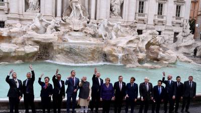 Los líderes del G20 posan frente a la Fontana de Trevi al finalizar la cumbre celebrada este fin de semana en Roma.