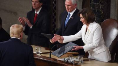 La presidenta de la Cámara de Representantes quedó con la mano en al aire. Foto: AFP