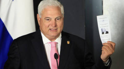 El presidente de Panamá, Ricardo Martinelli, llamó hace unos momentos a Juan Orlando Hernández para felicitarlo.