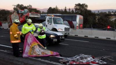 Agentes mexicanos levantaron los cadáveres que quedaron en el pavimento.