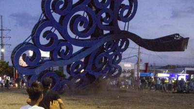 Los 'árboles de la vida', símbolo del régimen de Ortegan fueron derribados por los manifestantes en Managua.