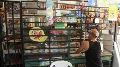 Estos negocios detallistas perduran a pesar de la crisis en los altos precios de los productos básicos.