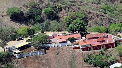 El miedo y la zozobra imperan en La Tuna, tierra que hasta hace unos días se consideraba intocable por ser cuna de Joaquín 'El Chapo' Guzmán, luego de que un comando armado atacara la zona. La madre del líder del cartel de Sinaloa tuvo que ser 'rescatada' en avioneta.