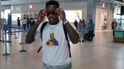 Romell Quioto en el momento que arribaba al Aeropuerto de Palmerola.