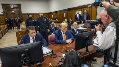 Trump asistió hoy a una nueva audiencia en el juicio en su contra por supuestos pagos secretos a una actriz de cine para adultos durante su campaña electoral en 2016.