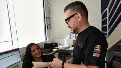 El cirujano maxilofacial de origen venezolano, Oswaldo Hernández Tabata, posa al término de una entrevista con EFE.