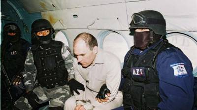 Imagen de archivo de dos policías que escoltan a Osiel Cárdenas (centro), un capo del narcotráfico de México. EFE/PGR