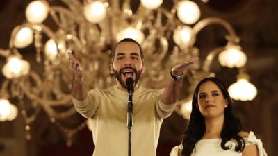 El actual presidente y ganador de la reelección de El Salvador, Nayib Bukele, durante su discurso desde el Palacio Nacional junto a su esposa Gabriela Rodríguez de Bukele.