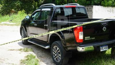 La pareja asesinada se transportaba en un vehículo pickup, Nissan, modelo Frontier, de color negro.