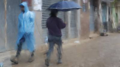 Miles de personas desalojadas, clases y transportes suspendidos, casas y calles inundadas y hasta una tromba marina son algunos efectos del nuevo temporal que sacude España y que mantiene en alerta roja (riesgo extremo) a las provincias de Tarragona y Málaga, tras las inundaciones de hace unos días con más de 220 muertos.