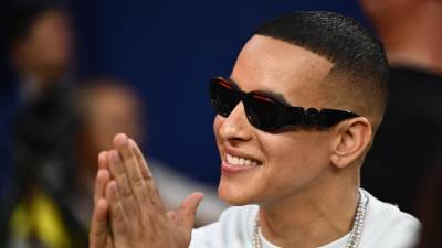 El puertorriqueño Daddy Yankee asiste a un partido amistoso de fútbol de pretemporada entre el Arsenal FC y el FC Barcelona en el estadio SoFi de Inglewood, California, el 26 de julio de 2023.