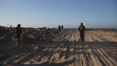 Imagen facilitada por el Ejército israelí de varios soldados israelíes durante sus operaciones de última hora en la franja de Gaza.