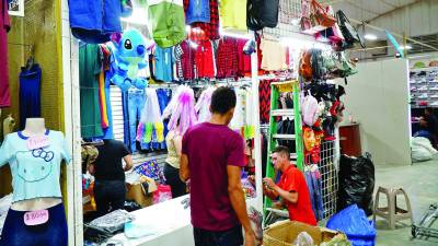 Esfuerzo. Muchos emprendedores han aprovechado la Feria Juniana para aumentar sus ventas. Foto: Amílcar Izaguirre.