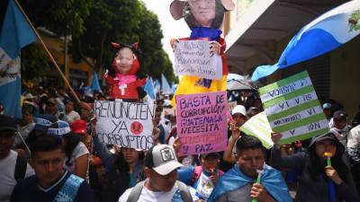 Manifestantes protestan contra la fiscal general a quien acusan de persecución política contra Arévalo.