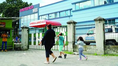 <b>Fachada de la sala de emergencia de San Pedro Sula; Derecha: toma aérea del hospital de especialidades en Tegucigalpa.</b>