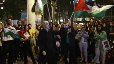 La guerra en Oriente Medio desencadenó este fin de semana nuevas manifestaciones a favor y en contra de Israel y de la causa palestina, entre llamados a que se respete el derecho humanitario tras el fin del ultimátum israelí para evacuar el norte de Gaza.