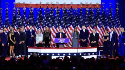 Trump eligió a Susie Wiles, en la imagen junto a su hijo Eric, para ser su jefa de gabinete en la Casa Blanca.