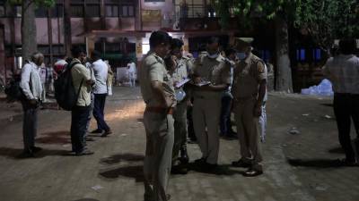 Los agentes de policía hacen trámites para la identificación de las víctimas de una estampida en un hospital de Hathras, Uttar Pradesh, India, 02 de julio de 2024.