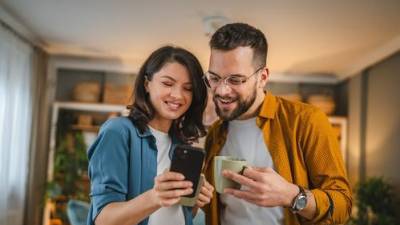 Según el estudio, a los jóvenes les interesan noticias ligeras, de temáticas como los videojuegos en el caso de los chicos, mientras que las chicas se decantan por la moda, la sociedad y los sucesos, y también consumen más información cultural que los varones.