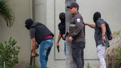 Policías realizan hoy un operativo en la sede del canal de televisión TC, donde encapuchados armados ingresaron y sometieron a su personal durante una transmisión en vivo, en Guayaquil (Ecuador).