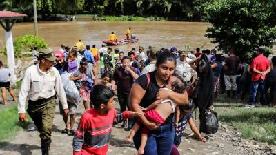 Familias en Choloma fueron puestas a salvo por socorristas luego de la crecida del río Chamelecón.