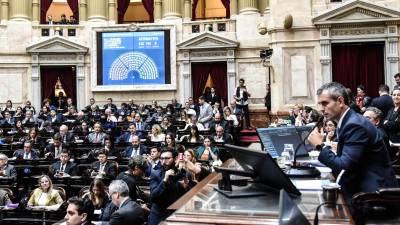 El presidente de la Cámara de Diputados de Argentina, Martín Menem, anuncia el resultado de la votación de la 'ley ómnibus'.