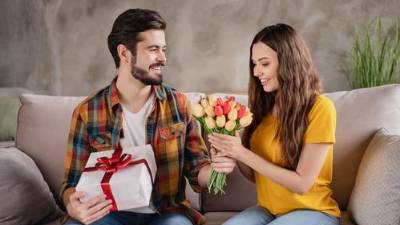 Este gesto se interpreta como una muestra de amor verdadero y compromiso.