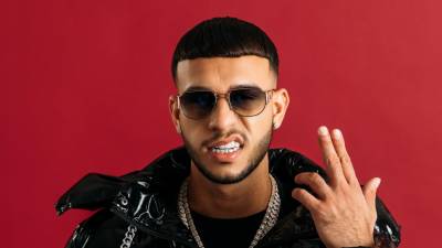 El artista nació en 1996 y se dio a conocer en 2015 con su primer tema, <b>‘Fruto Prohibido’, </b>un sencillo en el que fusionaba el R&amp;B con el hip hop.