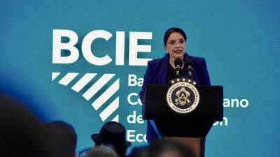 La presidenta de Honduras, Xiomara Castro durante la inauguración de un moderno edificio del Banco Centroamericano de Integración Económica (BCIE) en Tegucigalpa.